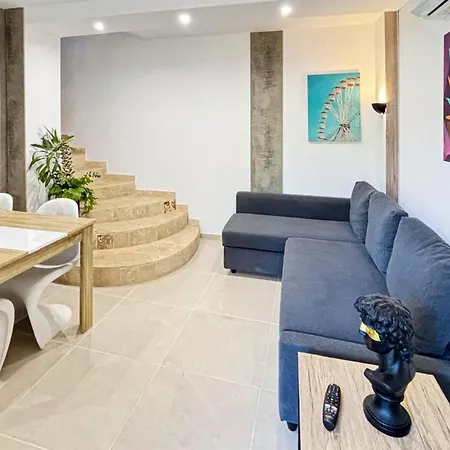 Awesome In Saint-raphael With Kitchen 아파트
