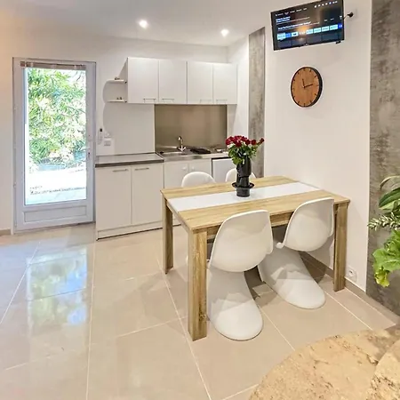 شقة Awesome In Saint-raphael With Kitchen *